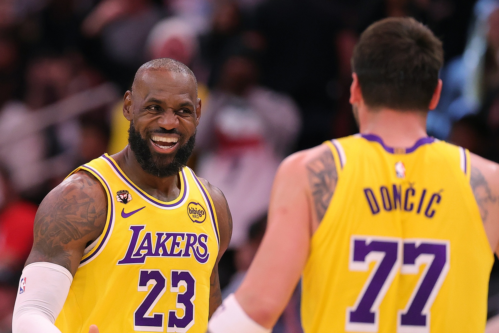 完美下载-41岁14中13!球权使用率生涯新低&防守拉满 老詹复出后湖人真滴强